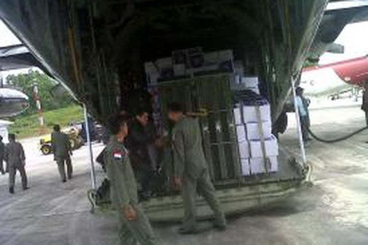 Bantuan Indonesia untuk Filipina diangkut menggunakan pesawat Hercules yang sedang transit di Sepinggan, Balikpapan, Kalimantan Timur, Sabtu (16/11/2013).