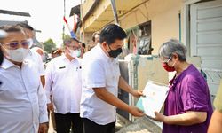 Serahkan Sertifikat Tanah ke Warga Semper Barat, Menteri ATR Pastikan Pengurusan PTSL Berjalan Lancar