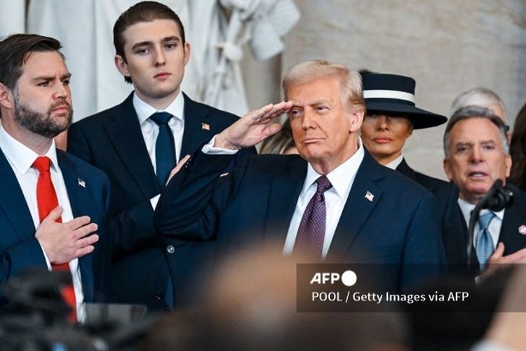 Putra Donald Trump, Barron Trump di pelantikan Presiden AS di Capital One Arena, Washington, DC, AS, Senin (20/1/2025).