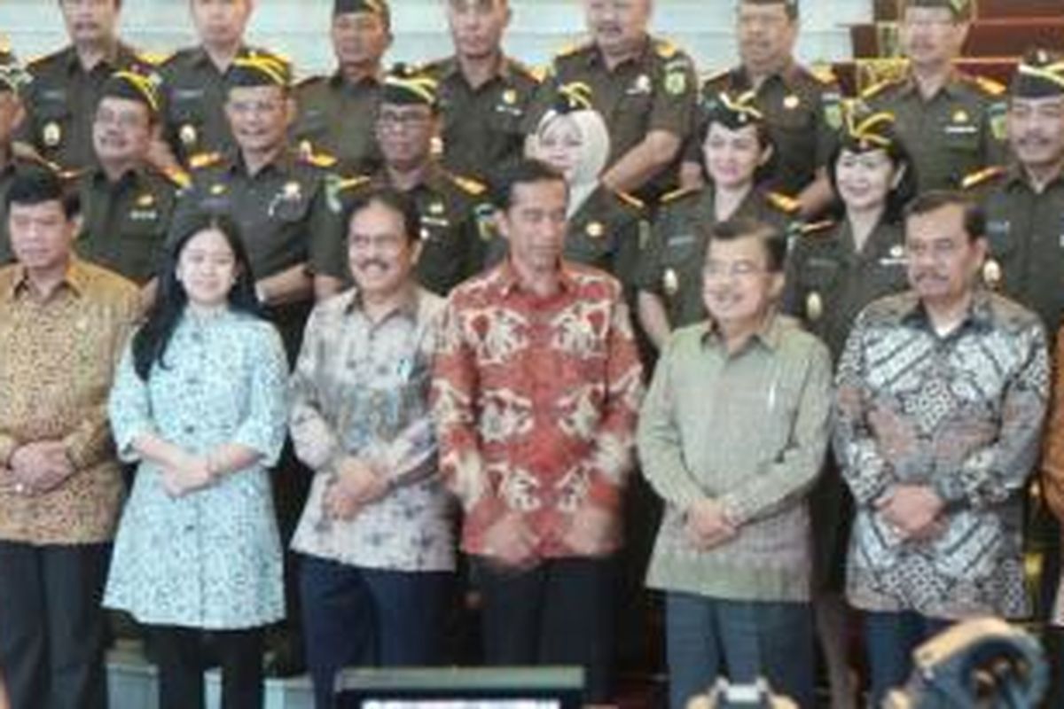 Presiden Joko Widodo dan Wakil Presiden Jusuf Kalla bersama sejumlah menteri Kabinet Kerja, Jumat (28/11/2014), di Istana Bogor, Jawa Barat.