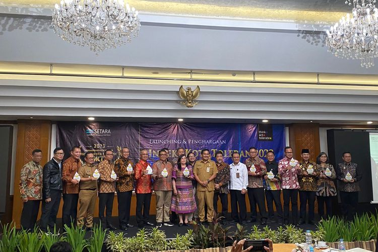 Para walikota dan perwakilan yang menerima penghargaan sebagai kota paling toleran 2023 oleh Setara Institute di Jakarta, Selasa (30/1/2024).
