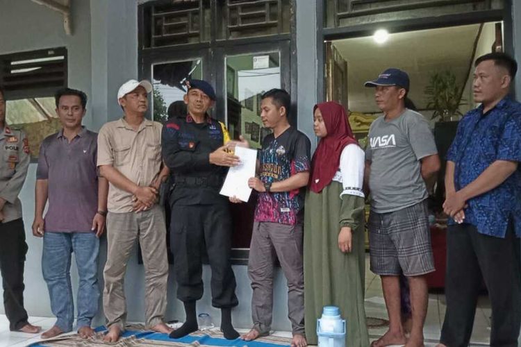 Komandan Satuan (Dansat) Brimob Batalyon C Pelopor Satuan Brimob Polda Banten Kompol Asep Renggana saat mengunjungi korban pemukulan di Kecamatan Bayah, Kabupaten Lebak, Minggu (28/4/2024).