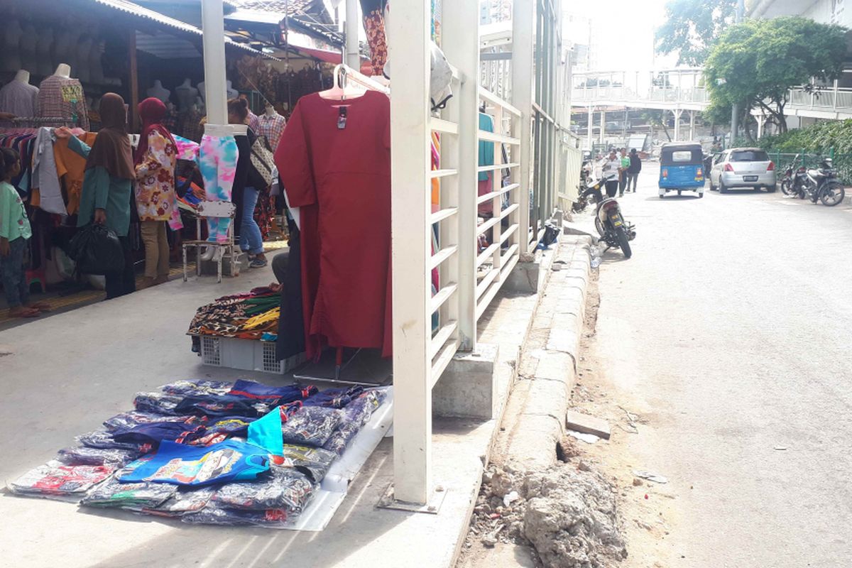 Sejumlah pedagang pakaian membuka lapak di samping skybridge, Tanah Abang, Jakarta Pusat, Rabu (9/1/2019).