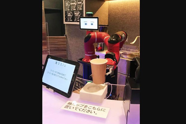 Tangan robot barista memegang gelas kertas dalam uji coba kafe yang digelar Selasa (30/1/2018).