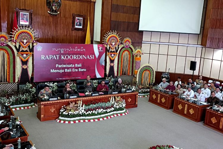 Gubernur Bali Wayan Koster saat memimpin rapat koordinasi Pariwisata bersama bupati dan walikota seluruh Bali di Gedung Wiswa Sabha Utama, Kantor Gubernur Bali, Renon, Denpasar, Bali, pada Rabu (31/5/2023). Rapat ini merupakan arahan Megawati Soerkarnoputri untuk membahas ulah WNA nakal di Bali. Kompas.com/ Yohanes Valdi Seriang Ginta