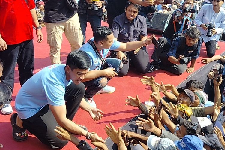Ketum PSI Kaesang Pangarep menghadiri deklarasi petani bawang merah pendukung Prabowo- Gibran yang menamakan diri ProGib di Desa Desa Klampok, Wanasari, Kabupaten Brebes, Jawa Tengah, Rabu (20/12/2023). 