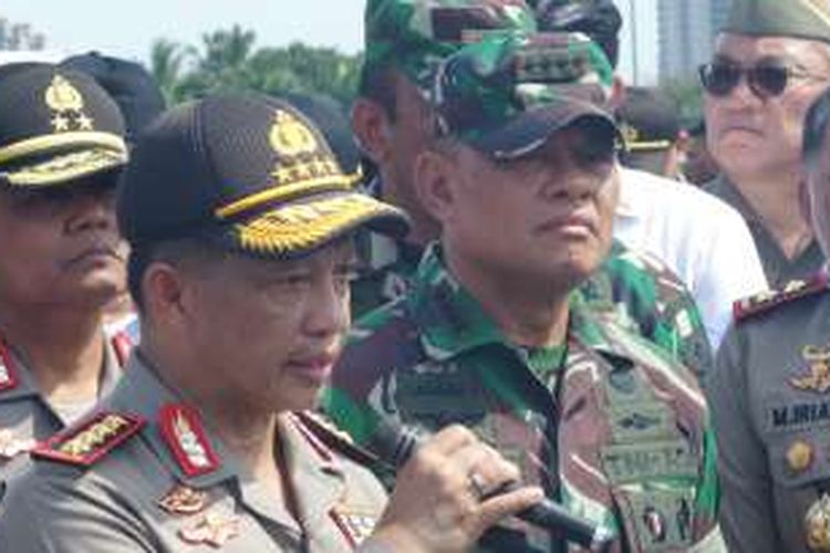 Kapolri Jenderal Pol Tito Karnavian didampingi Panglima TNI Jenderal Gatot Nurmantyo di Lapangan Silang Monas, Jakarta, Rabu (2/11/2016).