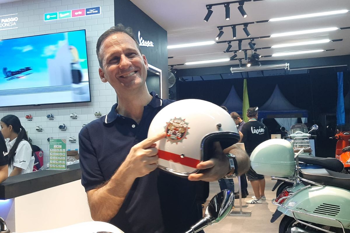 Marco Noto La Diega, Managing Director and Country CEO PT Piaggio Indonesia dengan helm spesial yang didedikasikan untuk helatan Vespa World Days (VWD) 2020/22 