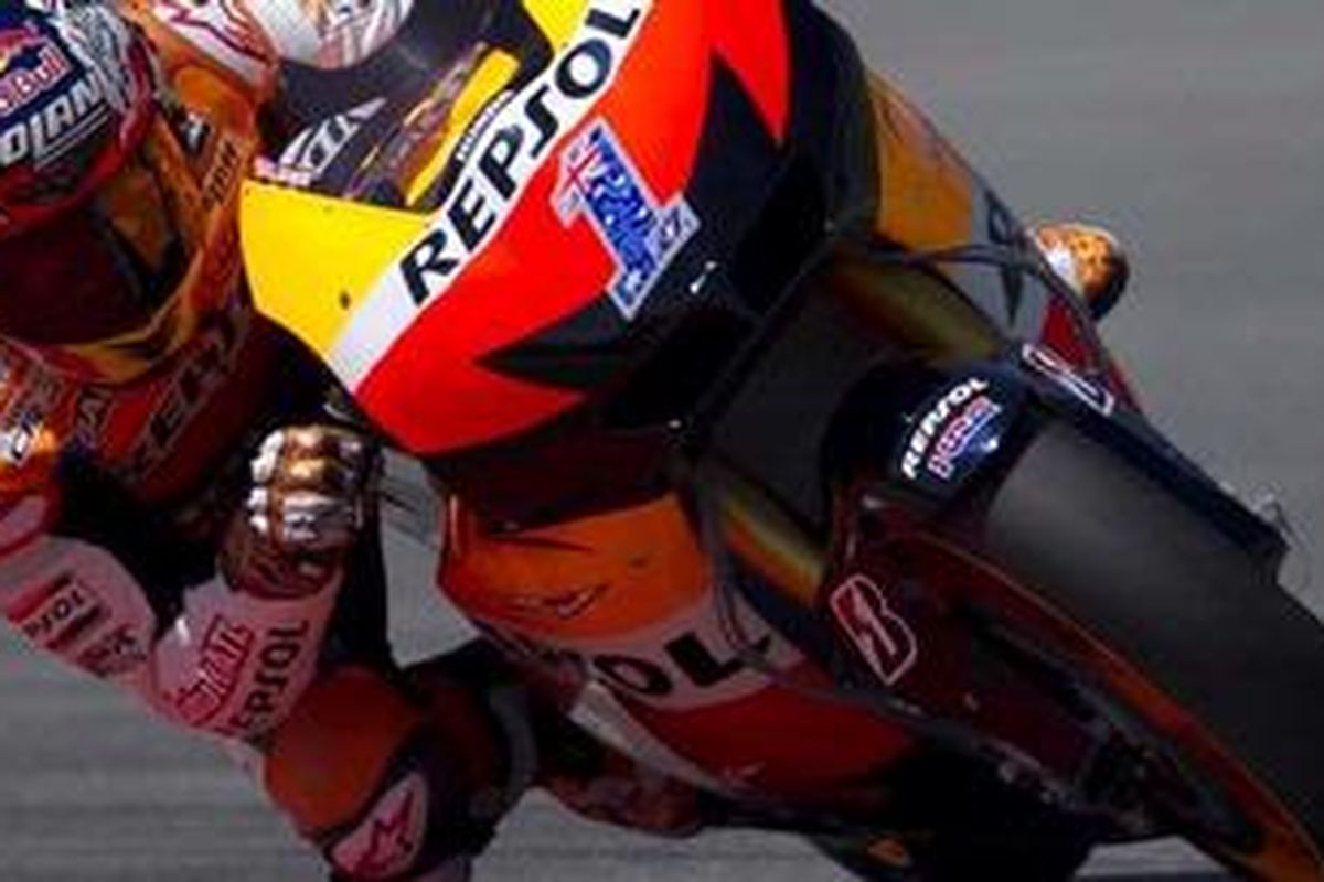 Pebalap Repsol Honda, Casey Stoner, pada latihan resmi pra-musim MotoGP 2012 di Sepang, Malaysia, Rabu (1/2/12).