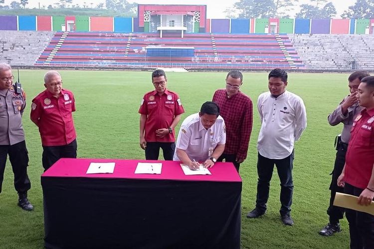 Stadion Kebogiro yang menjadi calon home base Nusantara United FC menjalani proses verifikasi.