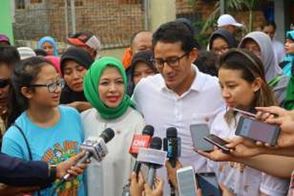 Calon wakil gubernur DKI Jakarta nomor tiga Sandiga Uno bersama istri dan anak-anaknya usai berkampanye di kawasan Slipi, Palmerah, Jakarta Barat, Kamis (5/1/2017).