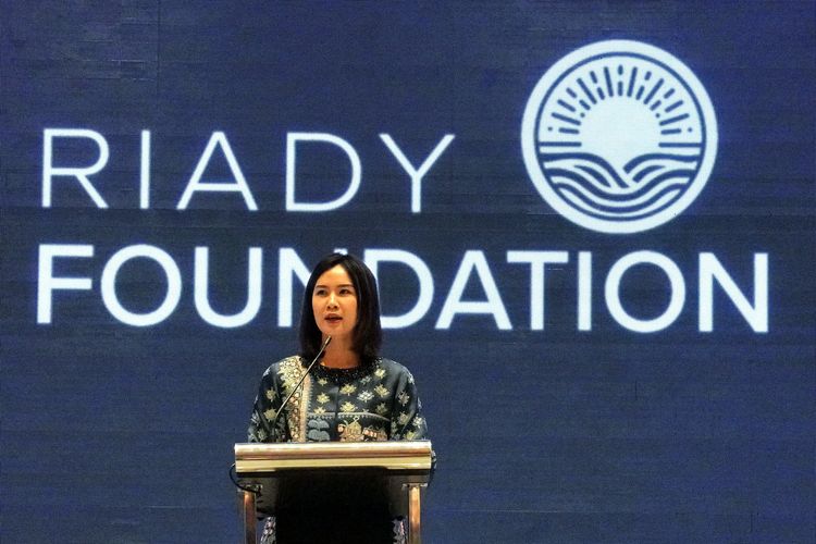 Direktur Eksekutif Riady Foundation sekaligus Inisiator Gerakan STEM Indonesia Cerdas Stephanie Riady tengah memberikan pemaparan pada acara peluncuran STEM Indonesia Cerdas di Menteng, Jakarta Pusat, Rabu (28/05/25).