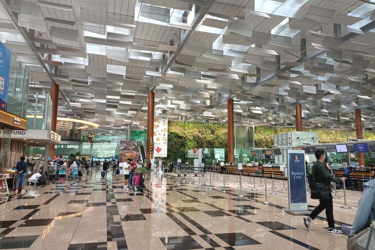 Aula kedatangan Terminal 3 Bandara Changi Singapura.
