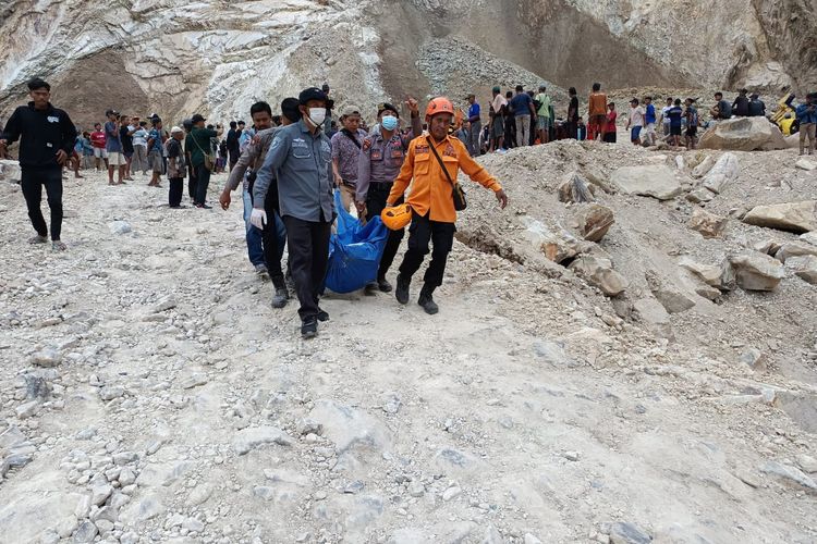 Evakuasi korban longsor tambang galian C Gunung Kuda Cirebon, 30 Mei 2025. (Dok BNPB)