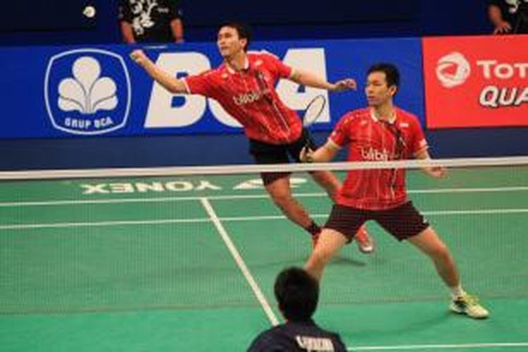 Pemain ganda putra Indonesia, Mohammad Ahsan/Hendra Setiawan, beraksi saat bertanding melawan pasangan Jepang, Hiroyuki Endo/Kenichi Hayakawa, pada babak perempat final BCA Indonesia Open Superseries Premier 2015 di Istora Senayan, Jakarta. 