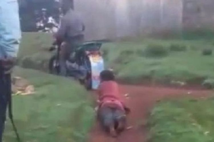 Seorang wanita yang dituduh merampok diseret menggunakan sepeda motor oleh polisi di Kenya. Peristiwa itu direkam dalam sebuah video viral yang kemudian memicu amarah warga Kenya.