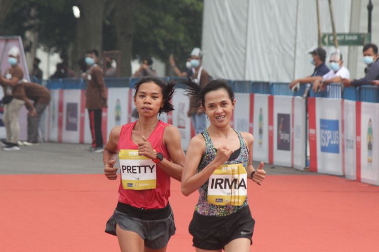 Dua pelari Elite Race Borobudur Marathon 2020, Pretty Sihite (kiri) dan Irma Handayani (kanan), beradu kecepatan pada lap terakhir.