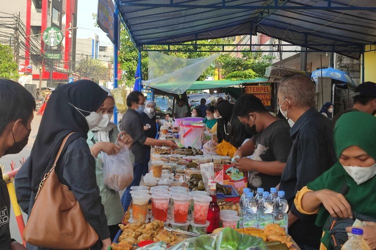 Sejumlah masyarakat ramai-ramai mendatangi pasar takjil di Jalan Bendungan Hilir (Benhil), Tanah Abang, Jakarta Pusat pada Senin (4/4/2022). 