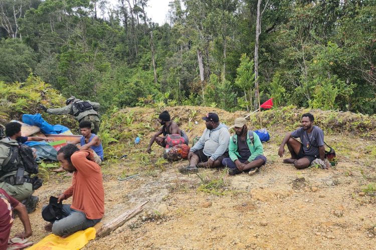 Personel gabungan TNI-Polri sedang melakukan proses evakuasi kepada 15 pekerja bangunan yang sebelumnya mendapat ancaman dari KKB Egianus Kogoya di Distrik Paro, Kabupaten Nduga, Papua Pegunungan, Rabu (8/2/2023)