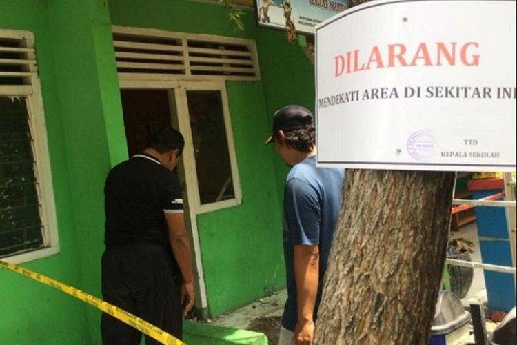 Warga penasaran dengan lantai keramik di ruangan UKS SDN Trosobo Sidoarjo yang panas hingga bisa menjadi tempat menggoreng telur. 