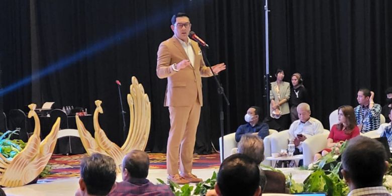 Gubernur Jawa Barat Ridwan Kamil saat menghadiri Forum Investasi Jawa Barat 2023 di The Trans Luxury Hotel, Kota Bandung, Jawa Barat, Selasa (28/2/2023).