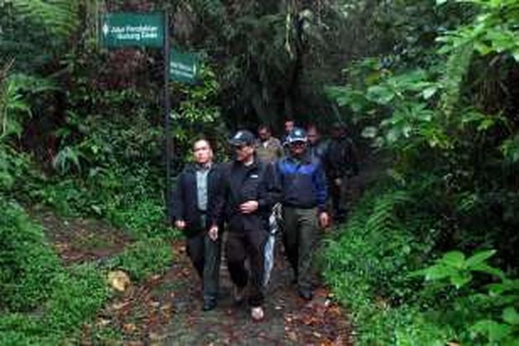 Kepala Balai Besar TNGGP  Suyatno Sukandar (kiri kedua) bersama para petugasnya saat mengecek kawasan di Resor Selabintana di Sukabumi, Jawa Barat, Senin (8/8/2016).