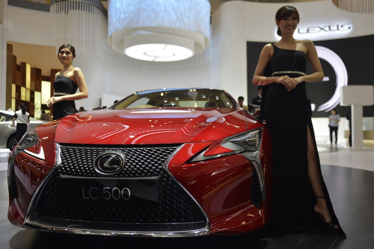 Penjaga stan berada di samping mobil Lexus seri LC500 ketika berlangsungnya GAIKINDO Indonesia International Auto Show (GIIAS) 2017 di ICE BSD City, Tangerang, Kamis (10/8/2017). Pameran otomotif tersebut diikuti 32 Agen Pemegang Merek (APM), 10 merek motor dan lebih dari 130 exhibitor non APM. ANTARA FOTO/Saptono/Kye/17