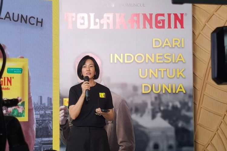 Direktur Marketing Sido Muncul, Maria Reviani  Hidayat saat memaparkan konsep dari iklan terbaru yang mengusung Nicholas Saputra sebagai brand ambassador terbaru