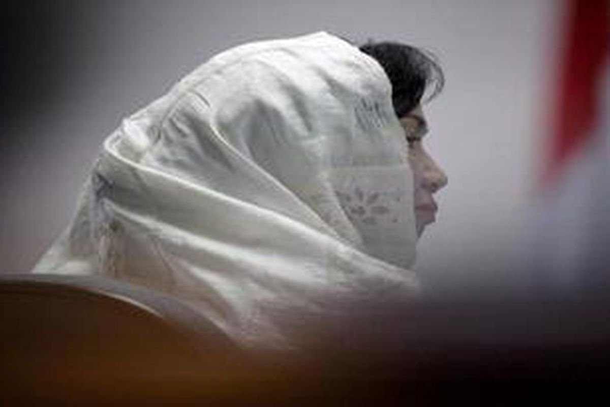 Terdakea Nunun Nurbaetie mendengarkan kuasa hukumnya membacakan nota pembelaan (pledoi) di Pengadilan Tindak Pidana Korupsi, Jakarta, Senin (30/4/2012). Nunun mengungkapkan peranan mantan Deputy Gubernur Senior Bank Indonesia, Miranda Goeltom dalam kasus suap anggota DPR melalui pledoi pribadi yang dibacakanya sendiri. 