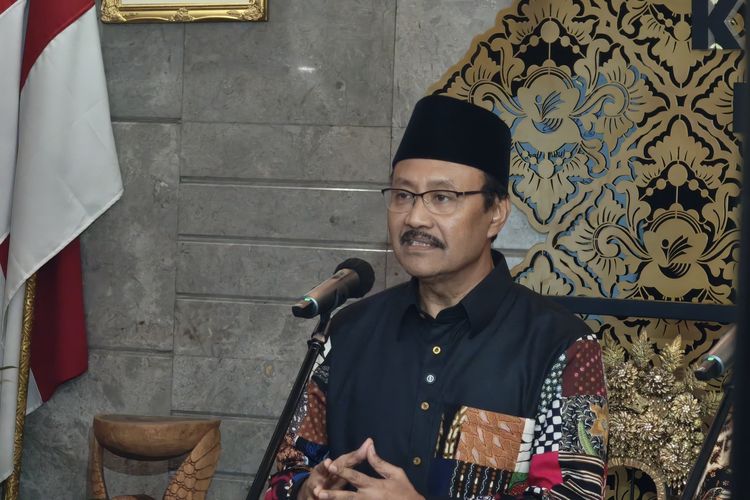 Menteri Sosial (Mensos) Saifullah Yusuf atau Gus Ipul di Kantor Kemensos, Jakarta, Kamis (23/10/2025). Gus Ipul ajukan 40 nama calon pahlawan nasional, termasuk Presiden Soeharto dan Gus Dur, melalui mekanisme seleksi berlapis.
