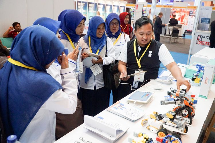 Para guru menyaksikan praktik penggunaan teknologi dalam pembelajaran di pameran dan konferensi pendidikan GESS 2018 yang berlangsung di Jakarta Convention Center (JCC) 2018, 25-28 September 2018.