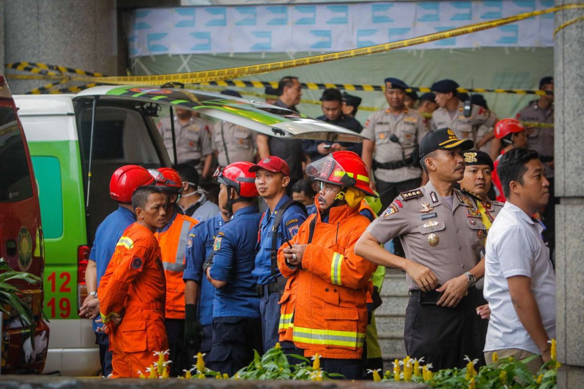 Suasana gedung Tower II pasca ambruknya jembatan penghubung di dalam gedung Bursa Efek Indonesia di Jakarta, Senin (15/1/2018). Sebanyak 72 orang menjadi korban akibat robohnya selasar tower II Gedung Bursa Efek Indonesia dan telah dievakuasi ke beberapa rumah sakit.