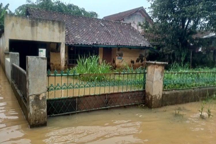 Sebuah rumah cukup besar sengaja ditinggalkan pemiliknya, lantaran kerap dilanda banjir di Kecamatan Baleendah Kabupaten Bandung, Selasa (15/3/2022)