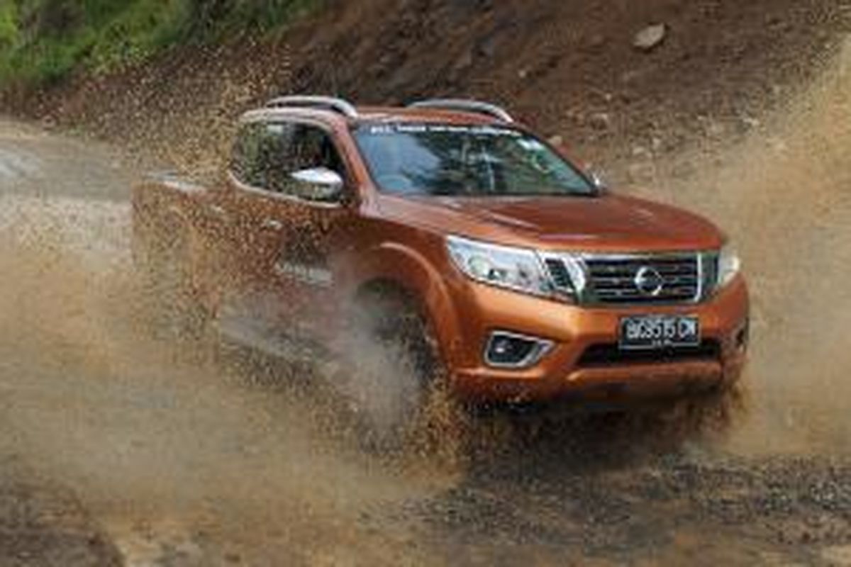 Nissan All-New Navara membelah medan berbatu dan genangan di Aceh Tengah.