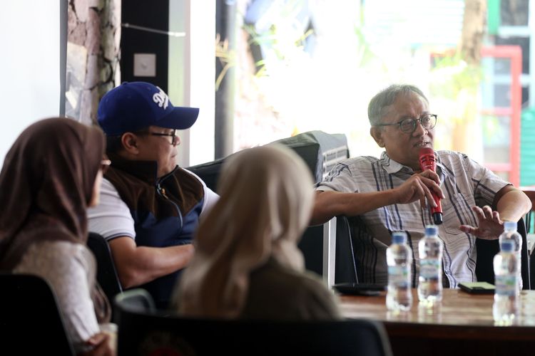 Pakar Energi ITB, Tri Yus Widjajanto memaparkan manfaat etanol yang kini sedang heboh dibicarakan. 