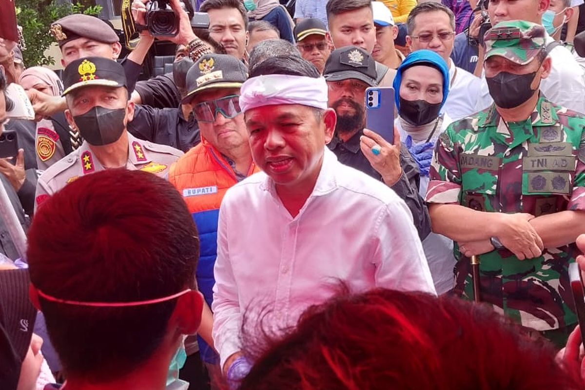 Gubernur Jabar Dedi Mulyadi saat menemui keluarga korban di ruang Kamar Mayat RSUD Pameungpeuk, Garut, Selasa (13/5/2025).