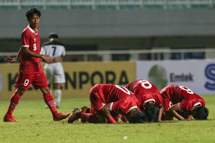 Pemain timnas U17 Indonesia berselebrasi usai membobol gawang timnas U17 Guam pada pertandingan Kualifikasi Piala Asia U17 2023 di Stadion Pakansari, Kabupaten Bogor, Senin (3/10/2022).  Indonesia menang 14-0 atas Guam.