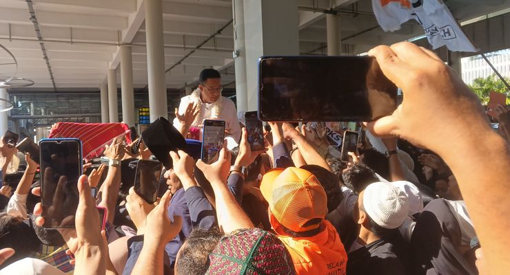 Massa Padati Bandara Kualanamu, Sambut Anies Baswedan 
