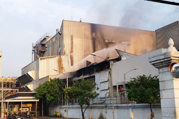 Petugas pemadam kebakaran tengah berjibaku memadamkan api yang membakar pabrik coklat di Jalan Dipati Unus, RT 001 RW 001, Cibodas, Kota Tangerang pada Senin (25/9/2023) pagi. 