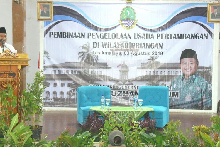 Wakil Gubernur Jawa Barat Uu Ruzhanul Ulum saat menggelar pertemuan dengan 70 pengusaha tambang pemegang Izin Usaha Pertambangan Operasi Produksi (IUP-OP) se-wilayah Priangan Timur  di Pendopo Lama Pemkab Tasikmalaya, Kota Tasikmalaya, Sabtu (3/8/2019)