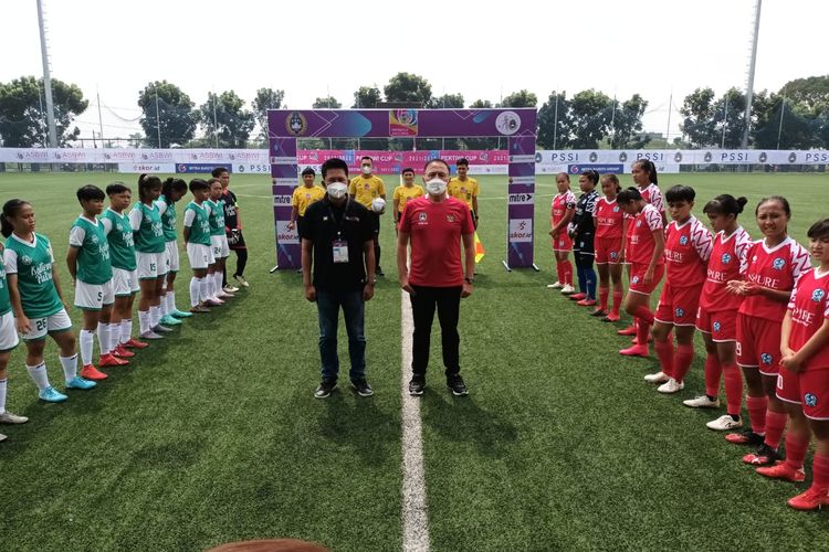 Saat jumpa pers menjelang Piala Pertiwi 2021-2022, Kamis (17/3/2022), Ketua Umum Asosiasi Sepak Bola Wanita Indonesia (ASBWI), Nadalsyah, mengungkapkan Indonesia akan menjadi tuan rumah Piala AFF U18 Wanita 2023.