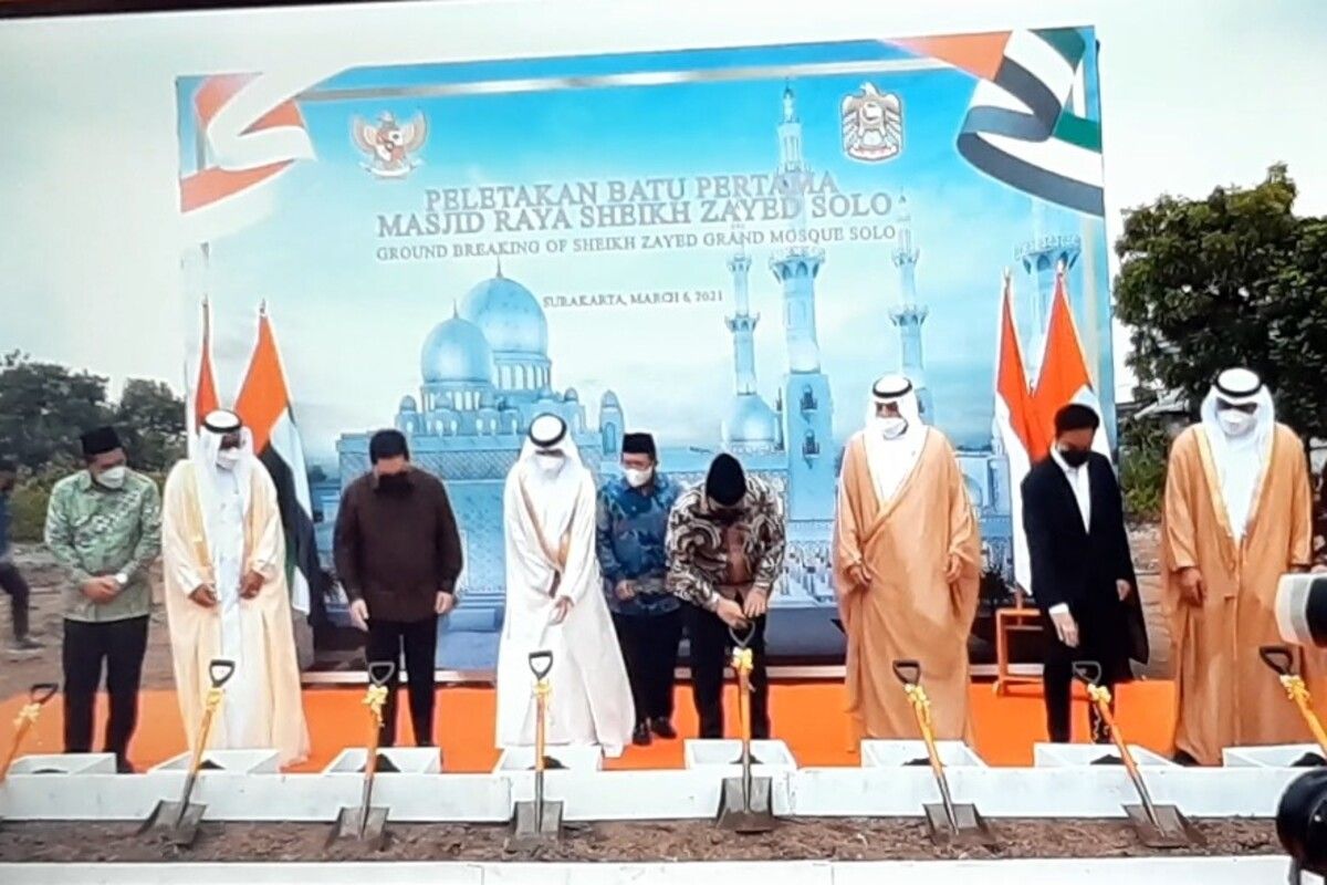 Prosesi peletakan baru pertama (ground breaking) pembangunan Masjid Raya Sheikh Zayed Solo di Solo, Jawa Tengah, Sabtu (6/3/2021).