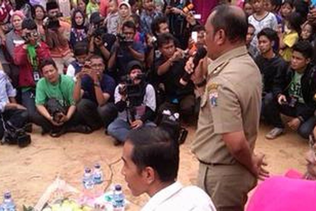 Gubernur DKI Jakarta, Joko Widodo mengunjungi RW 03, Kampung Pulo, Jatinegara, Jakarta Timur, Jumat (7/12/2012) siang. Di wilayah yang kerap dilanda banjir tersebut, nama orang nomor satu di DKI itu dielu-elukan ratusan warga.