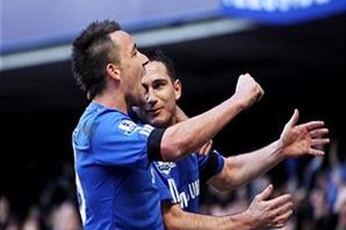 Bek John Terry (kiri) ikut merayakan gol Frank Lampard (kanan) ke gawang Stoke City, dalam laga perempat final Piala FA, Minggu (7/3/2010).