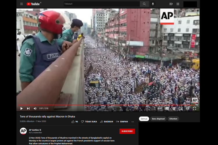 Tangkapan layar kanal YouTube AP Archive, 7 November 2020, soal puluhan ribu pengunjuk rasa melayangkan protes terhadap Presiden Prancis Emmanuel Macron, yang berkumpul di luar Masjid Baitul Mokarram, pusat Kota Dhaka, Bangladesh.