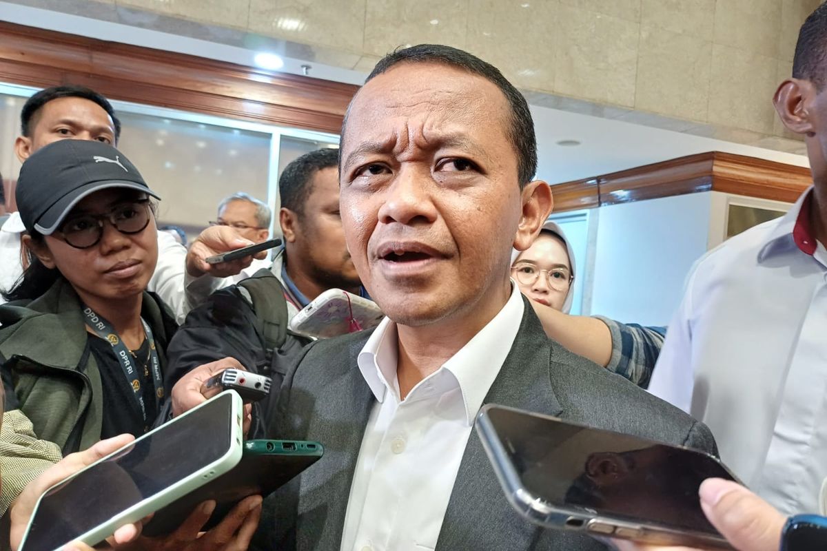 Menteri Investasi/Kepala BKPM Bahlil Lahadalia ditemui usai rapat kerja dengan Komisi VI DPR di Kompleks Parlemen, Senayan, Jakarta, Senin (1/4/2024).