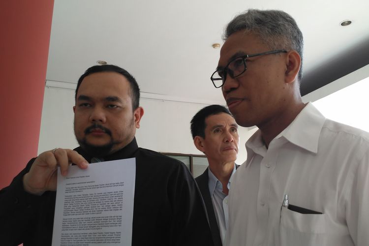 Tersangka kasus pencemaran nama baik dan penghasutan terkait SARA Buni Yani bersama kuasa hukum menunjukkan surat terbuka untuk Presiden Joko Widodo di kantor Komnas HAM, Senin (27/2/2017).