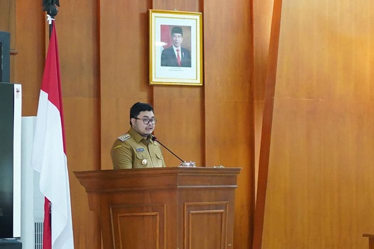 Bupati Kediri Hanindhito Himawan Pramana dalam rapat paripurna pergantian nama Ibu Kota Kabupaten Kediri.