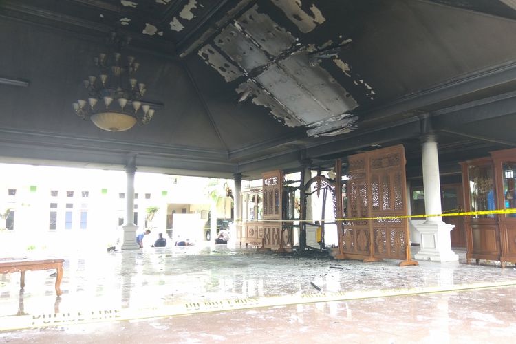 Aula Pendopo Kota Banjar, Jawa Barat, terbakar, Jumat pagi (21/10/2022). Sejumlah meubelair terbakar dalam peristiwa ini.