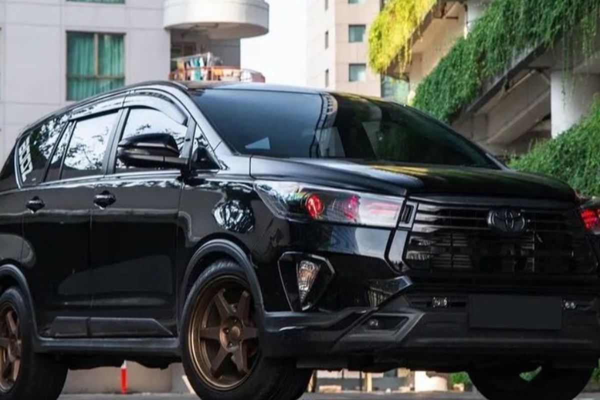 Innova Reborn tampil elegan dan dinamis dengan ubahan velg warna gold. 